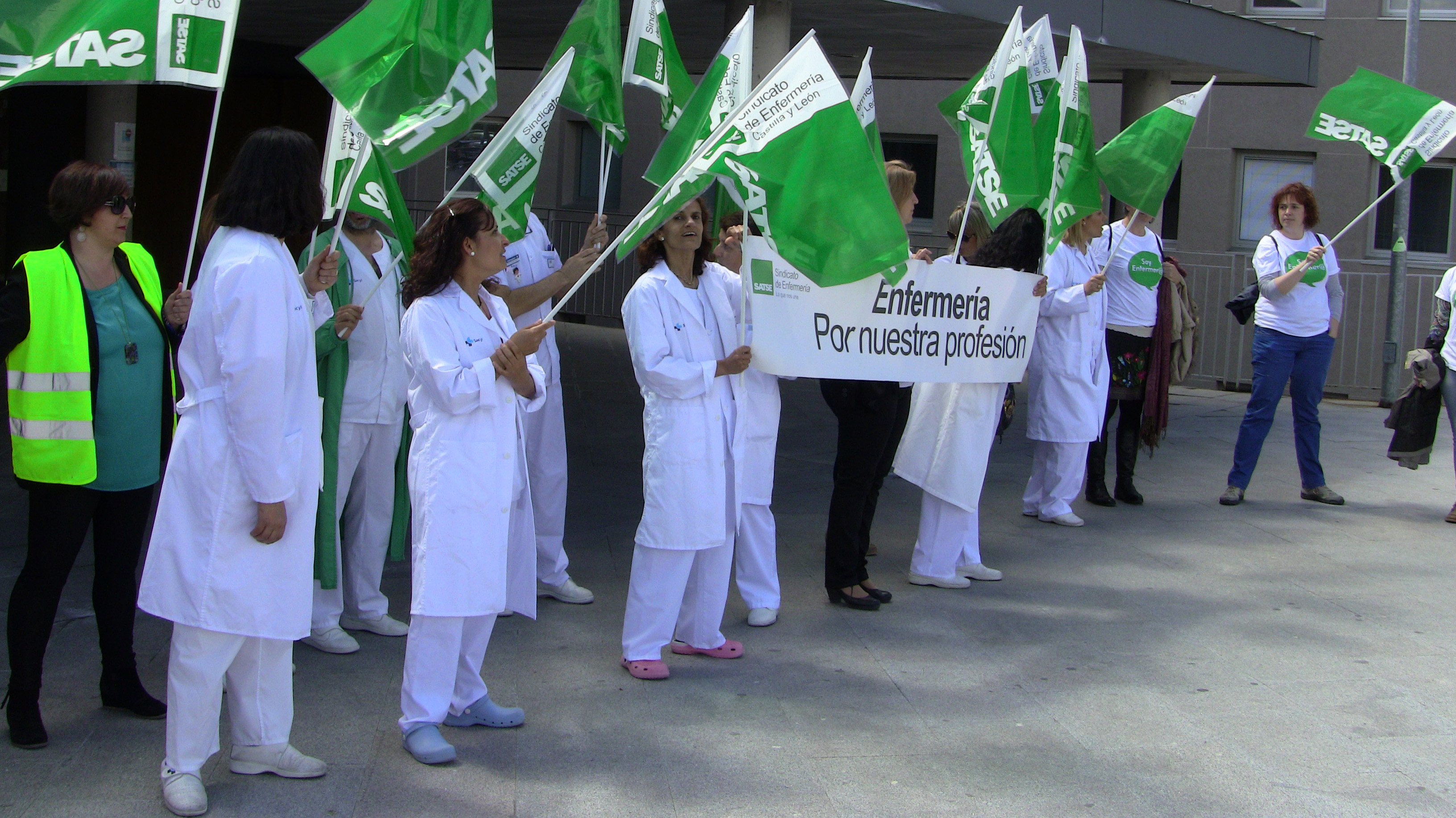 Imagen de una concentración en el Hospital de Segovia en el Día de la Enfermería